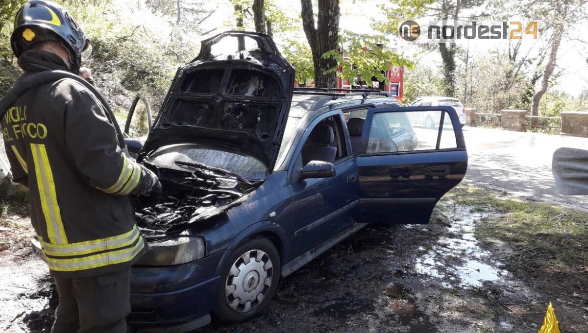 Trieste, incendio di un'auto in Strada Nuova per Opicina - 