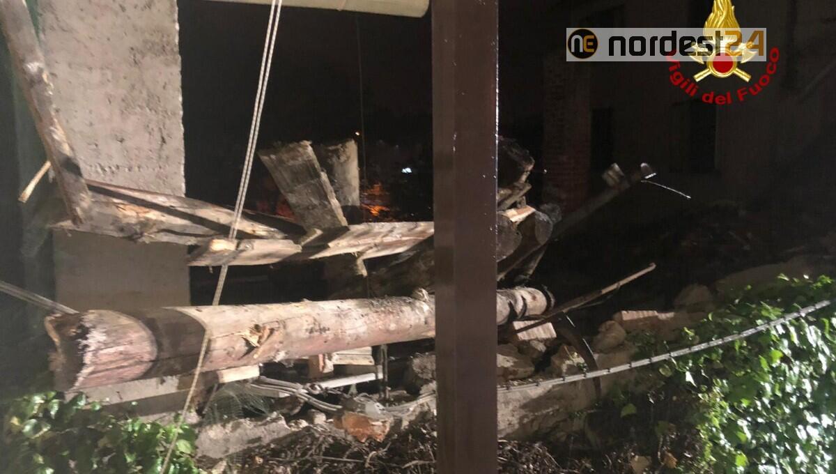 Crolla il muro di una vecchia casa all'interno dell'edificio vicino: nessun ferito - 