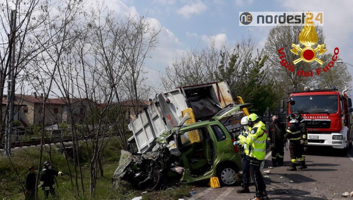 Incidente a San Vendemiano, scontro tra 2 auto e un camion: morta una donna - 