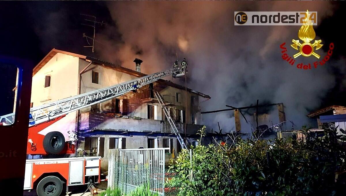 Incendio a Polcenigo: a fuoco rimessa di trattori e parte di abitazione - 