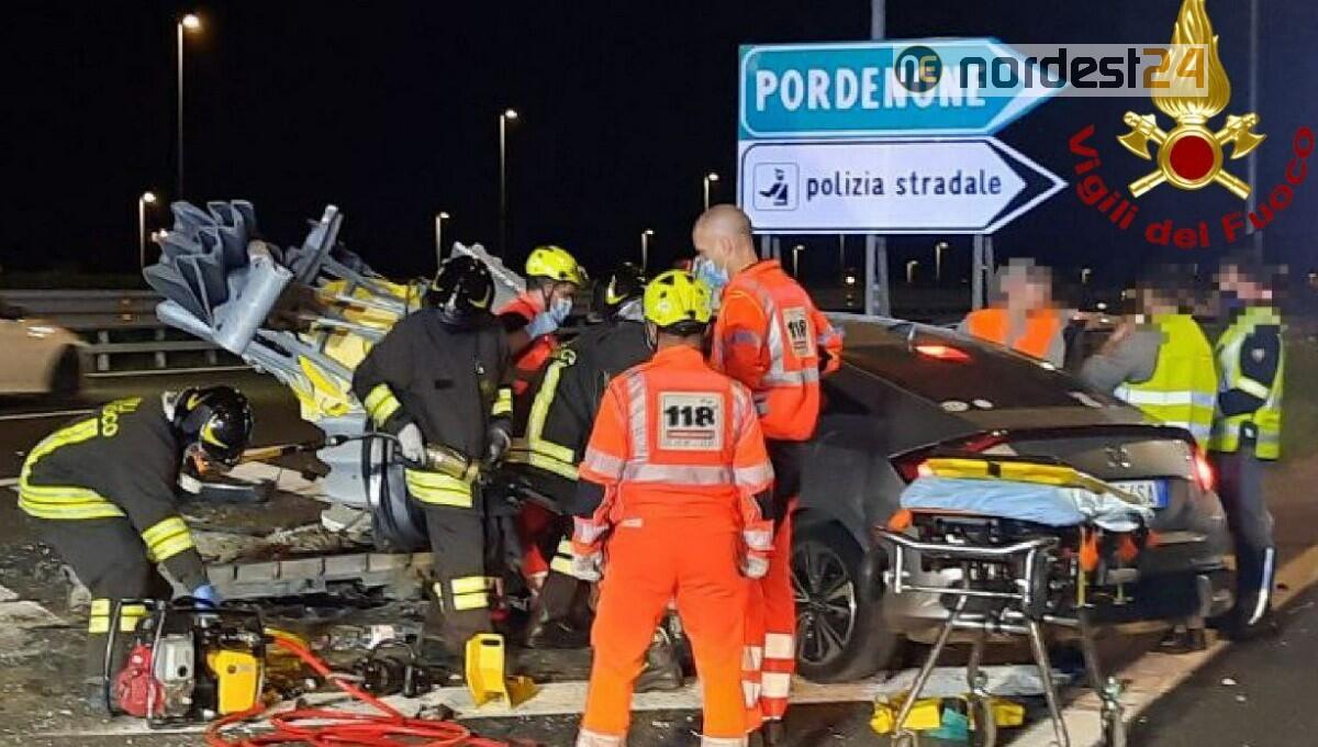 Incidente in autostrada A28:  schianto contro il guard-rail - 