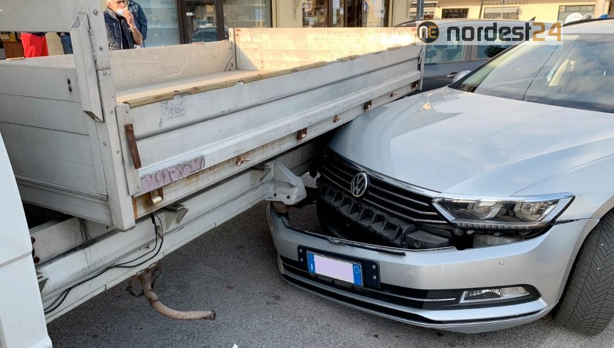 Camionista di Concordia Sagittaria ubriaco e senza patente tampona 3 volte e fugge - 