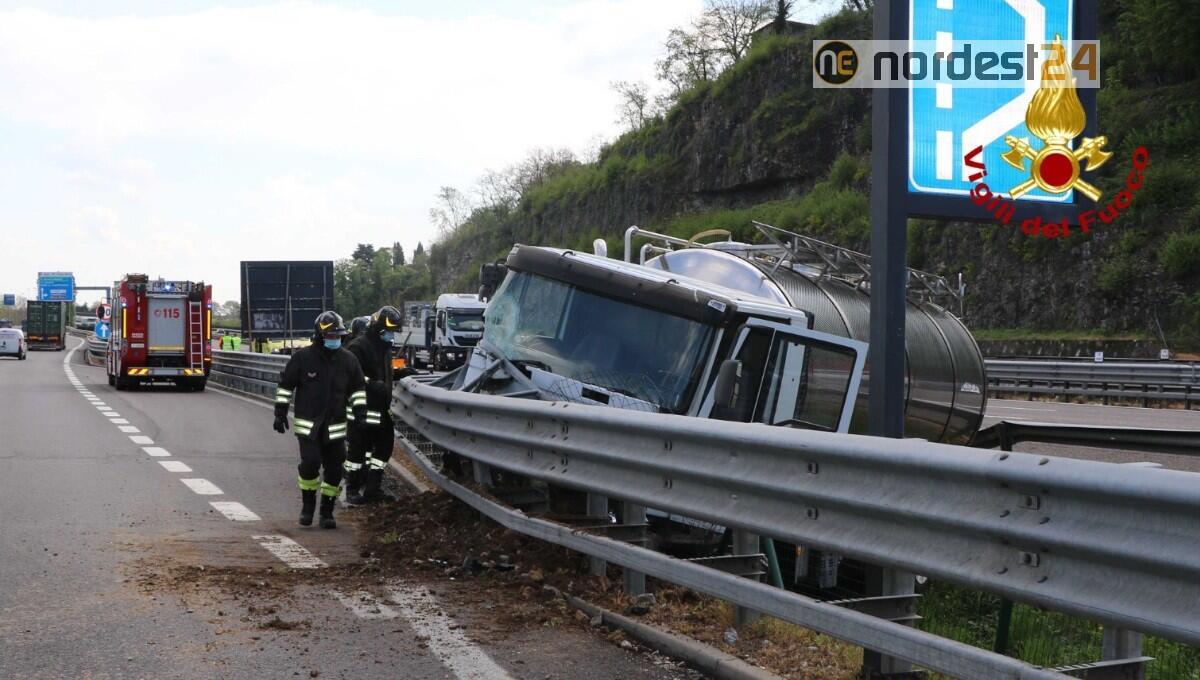 Camion cisterna del latte contro il guard rail in A4: conducente ferito - 
