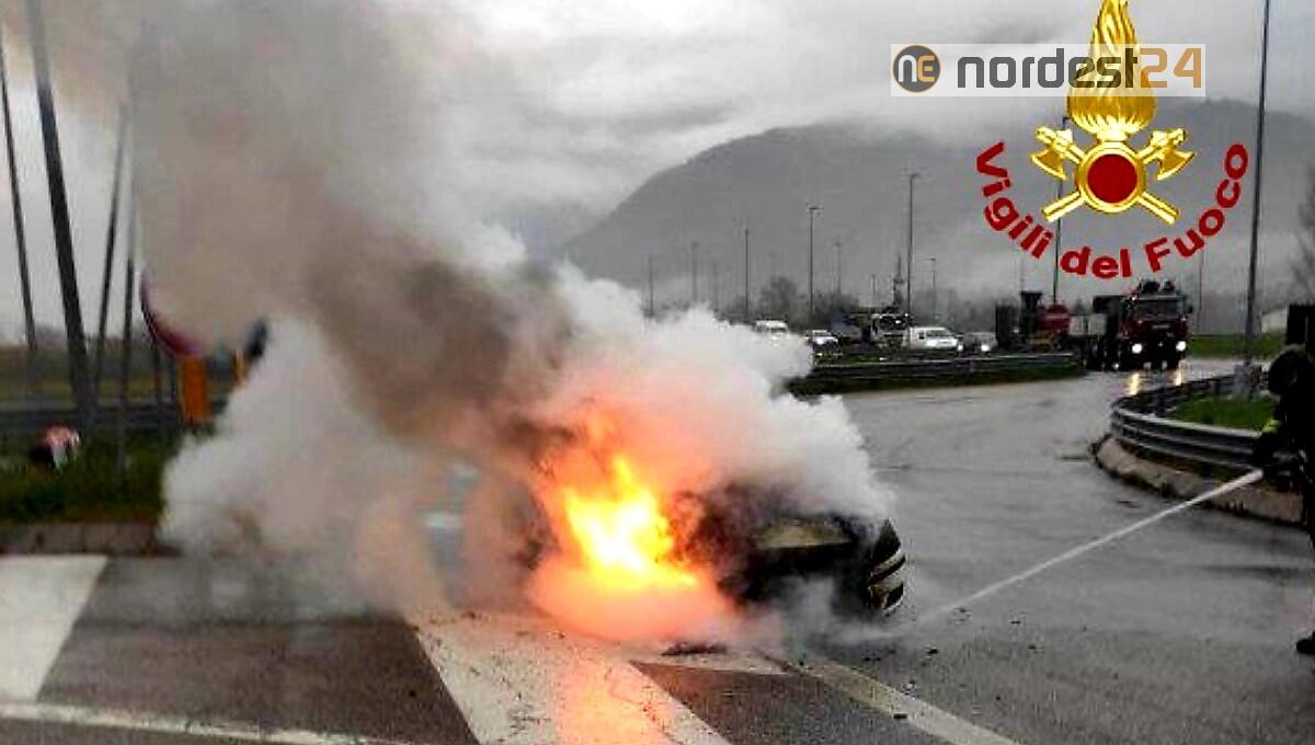 Incendio di una Opel Corsa: il conducente scende mentre l’auto prende fuoco - 