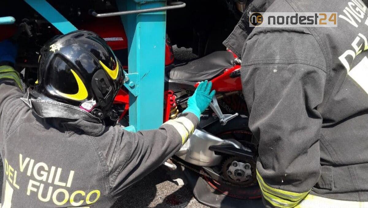 Finisce con la Ducati 849 sotto ad un camion: deceduto centauro - 