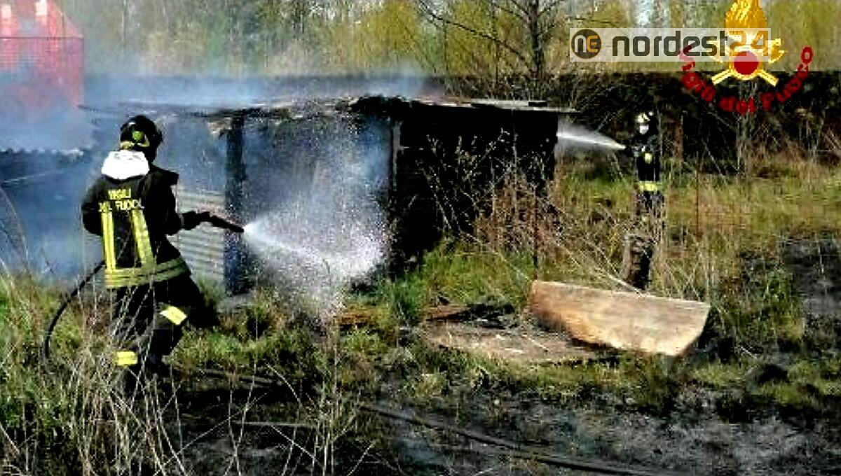 Bruciano rifiuti e campagna per 1500 metri quadri a Codroipo - 