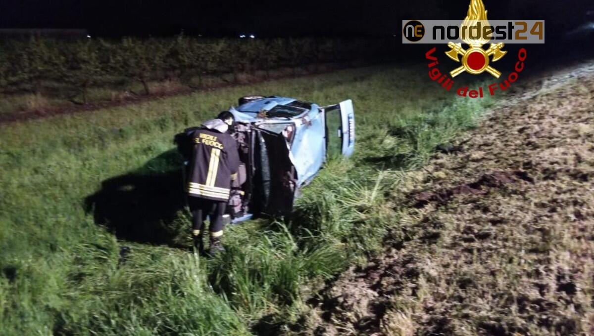 Perde il controllo dell'auto e si rovescia su un fianco: ferita una donna - 