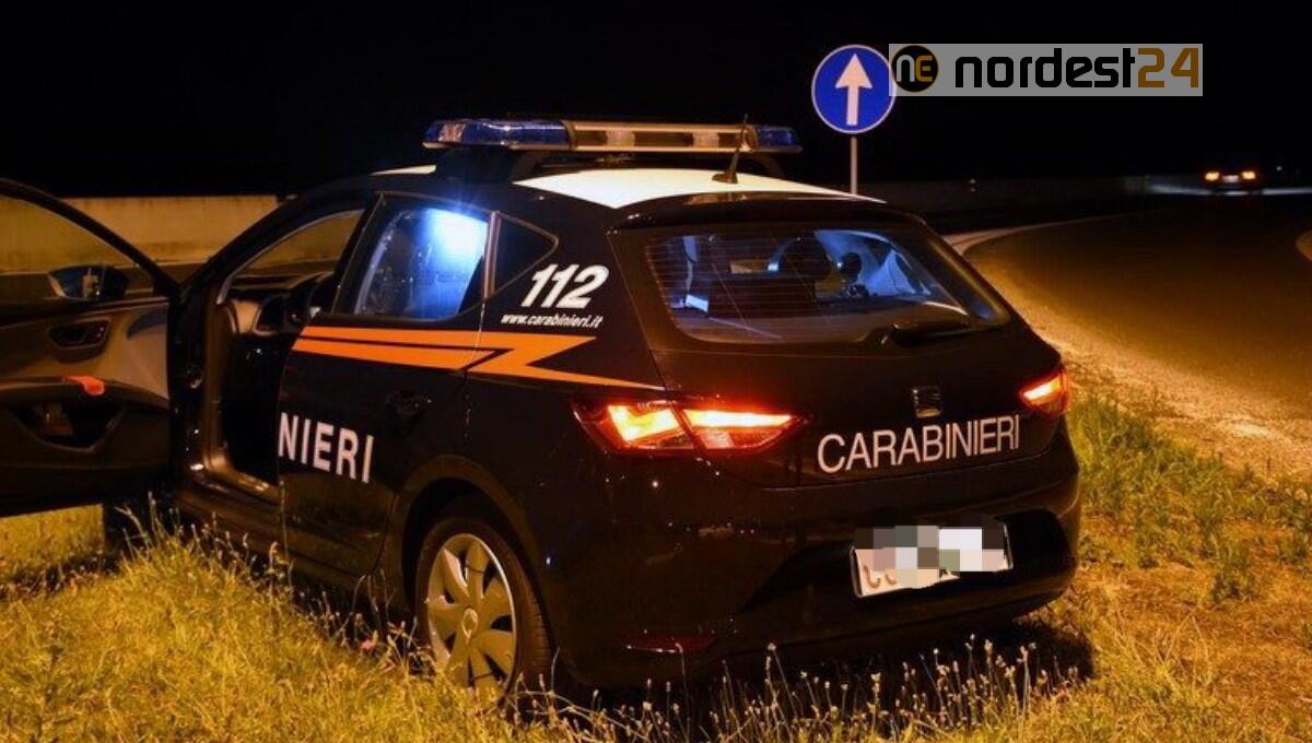 Scene da film a San Donà: minore ruba un'auto, inseguito tenta la fuga e si schianta - 