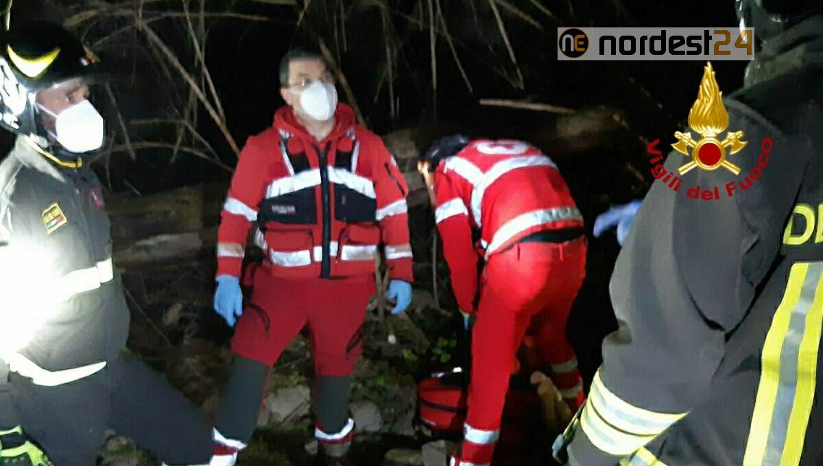 Cade in dirupo a Povoletto (UD) per 5 metri: grave un anziano - 