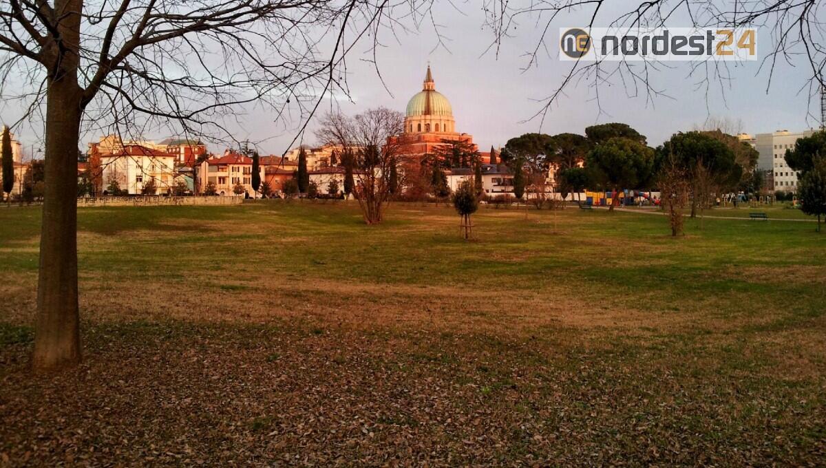 Rovistano al Parco Moretti tra le foglie: sorpresi con taglierino e droga - 