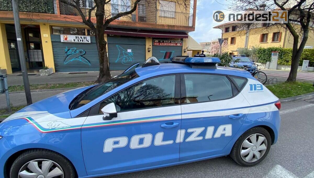 Clienti seduti al tavolo intenti a consumare:  chiuso il Bar Eden - 