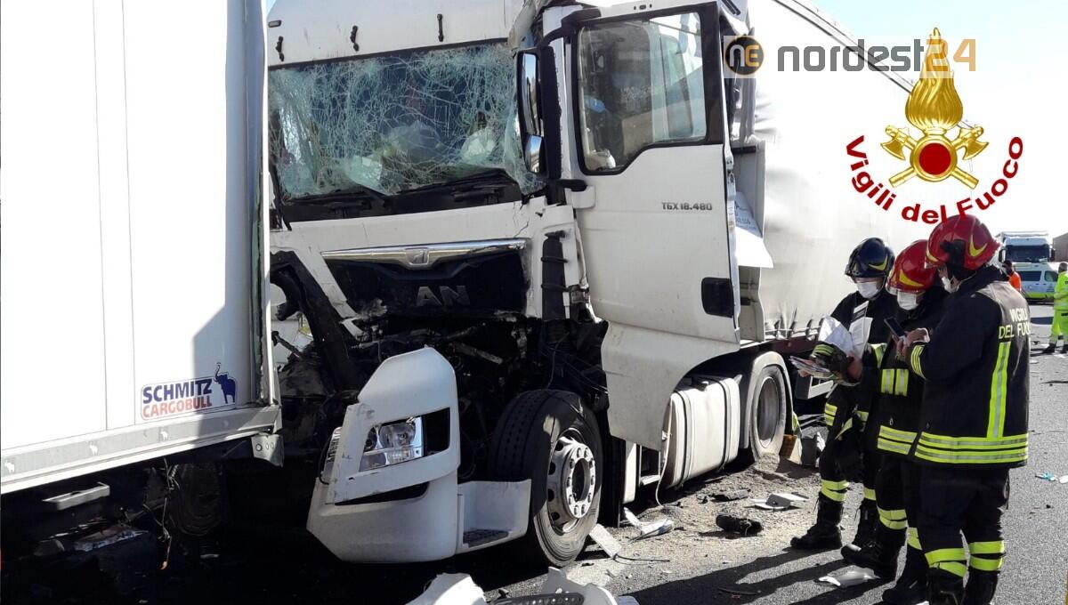 Incidente in A4, tamponamento tra 2 Tir: morto giovane autista - 
