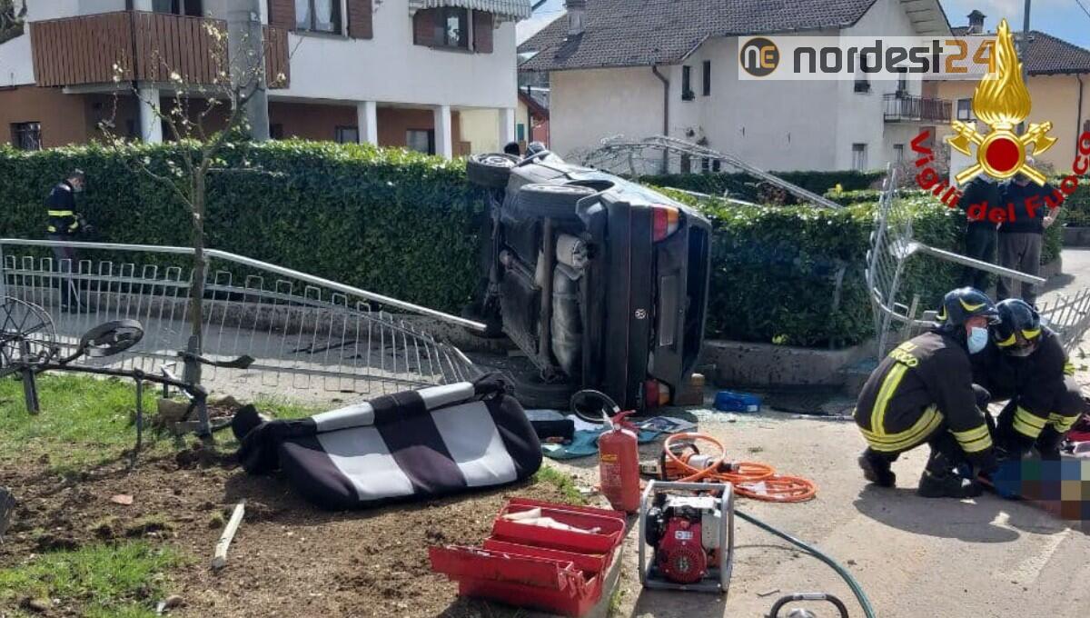 Auto rovesciata su un fianco dopo la perdita di controllo del conducente - 