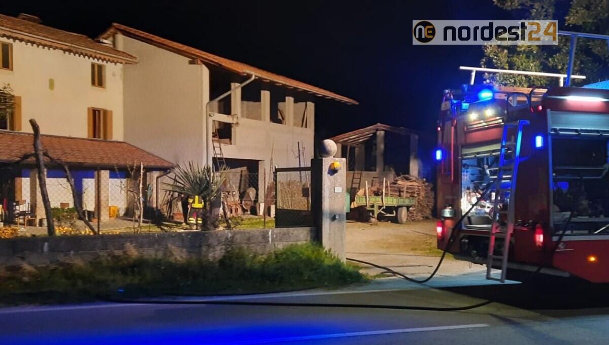 Incendio in abitazione nella notte a Varmo: un anziano all'ospedale - 