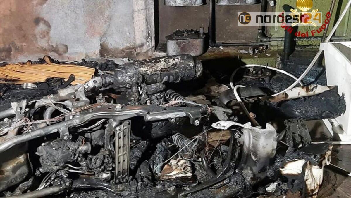 Incendio all'esterno di una casa: un ferito e distrutto uno scooter - 