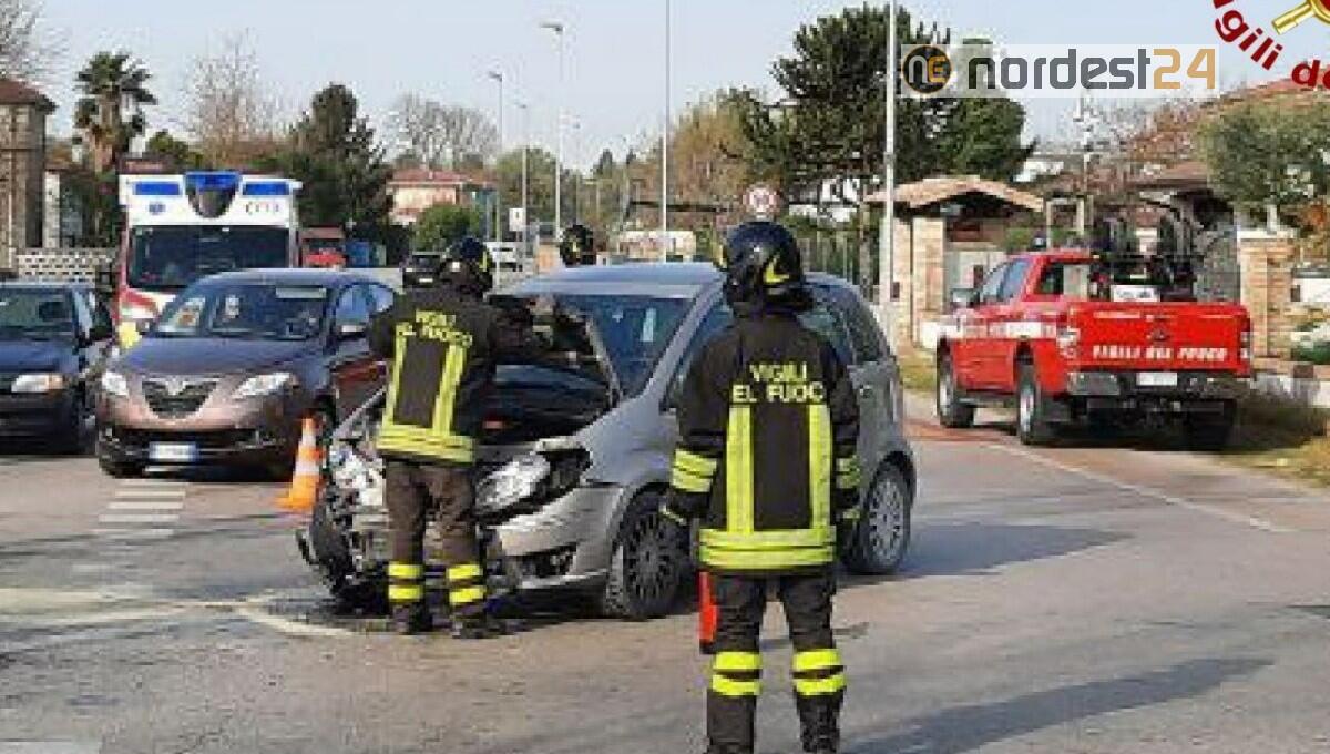 Scontro tra due auto a Pordenone: feriti gli occupanti - 