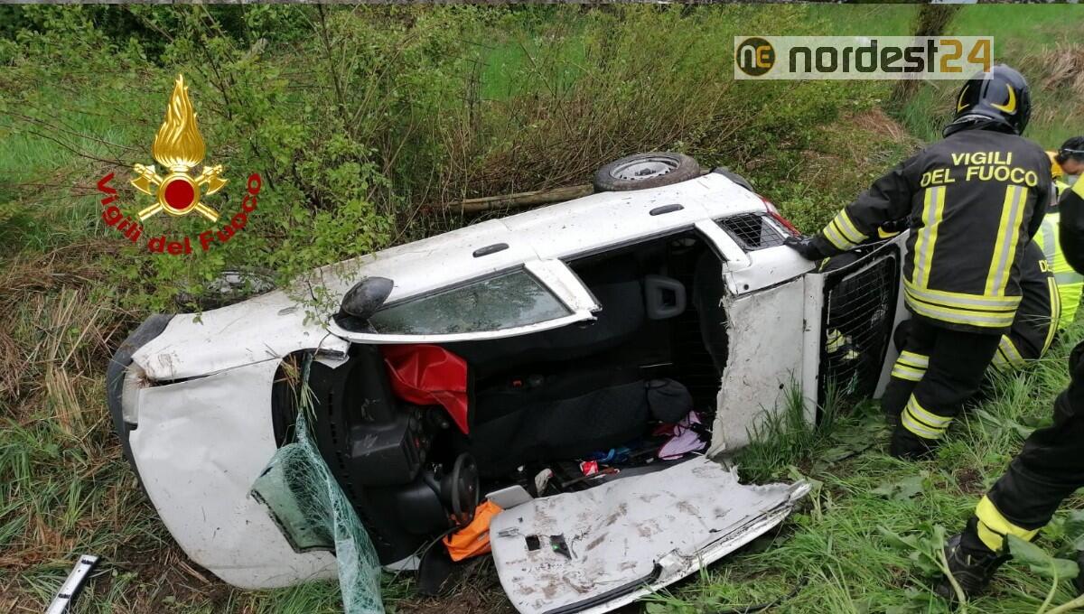 Incidente a Mira (Ve), auto rovesciata sotto il piano stradale: un ferito - 