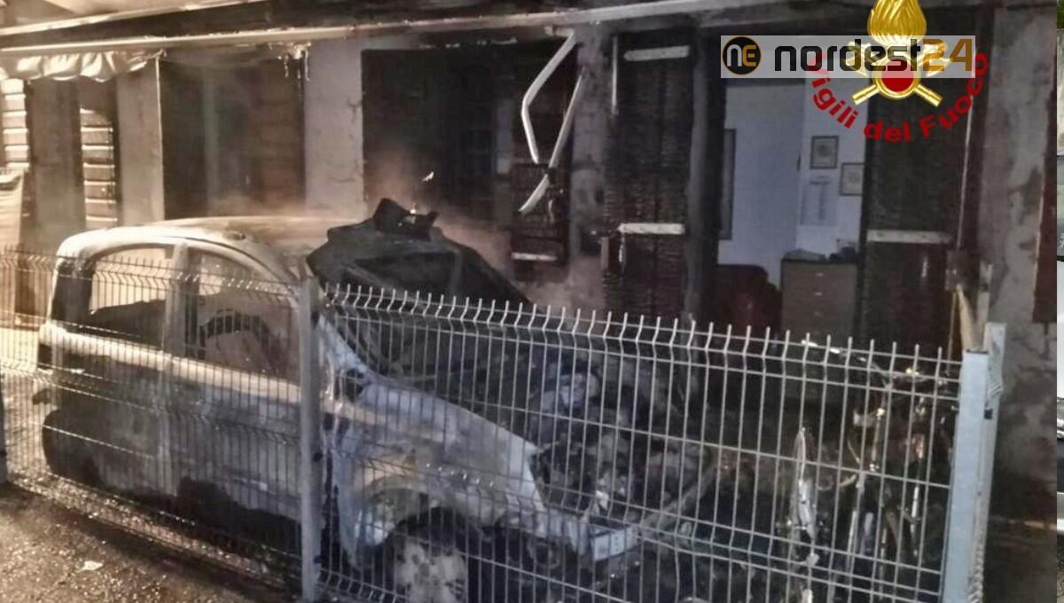 Brucia una Panda durante la notte e l'incendio si estende all'appartamento - 