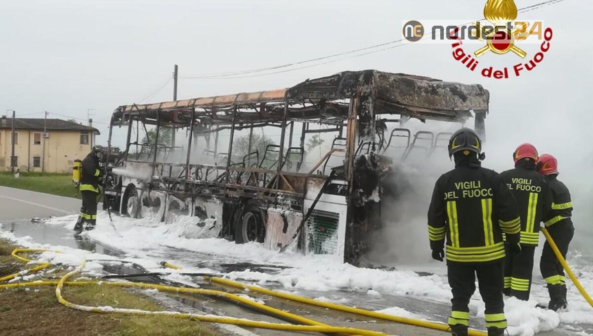 Incendio distrugge un bus del trasporto extraurbano: paura, ma nessun ferito - 