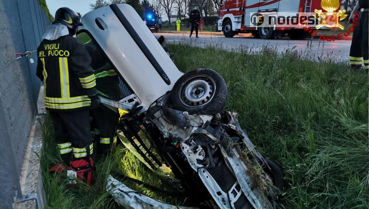 Incidente a Brugnera: scontro tra due auto, una finisce nel fossato - 
