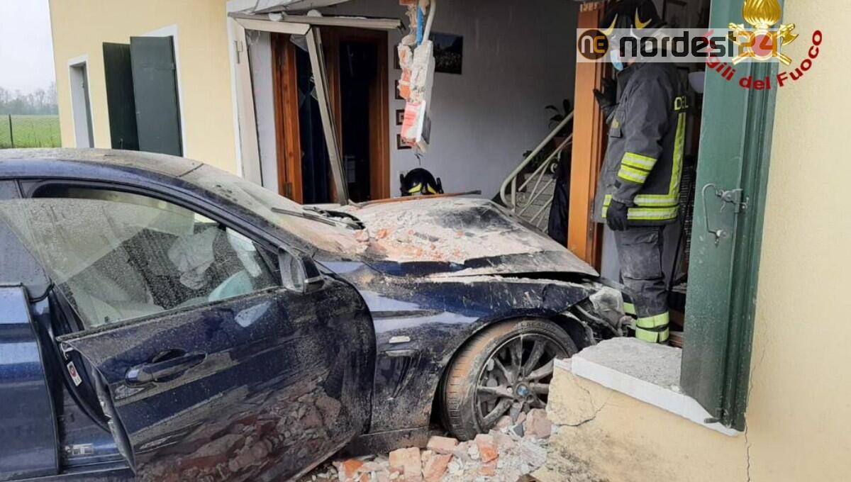 Scontro tra due auto: una Bmw finisce dentro un'abitazione - 