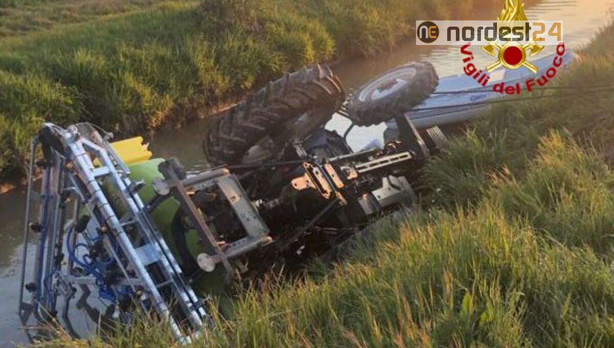 Si rovescia con il trattore e finisce nel canale: deceduto giovane uomo - 