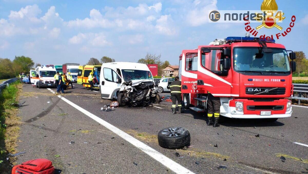 Incidente in A27, scontro tra tre auto: chiusa l'autostrada - 
