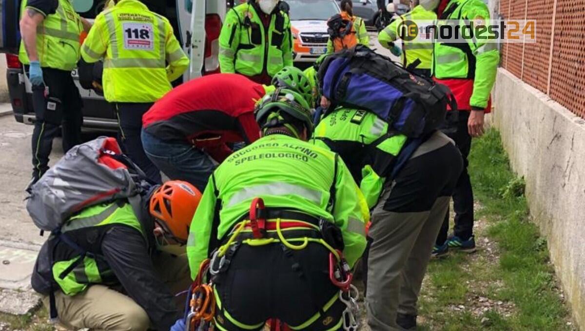 Si ferisce seriamente cadendo in bici durante la discesa: soccorso 31enne - 