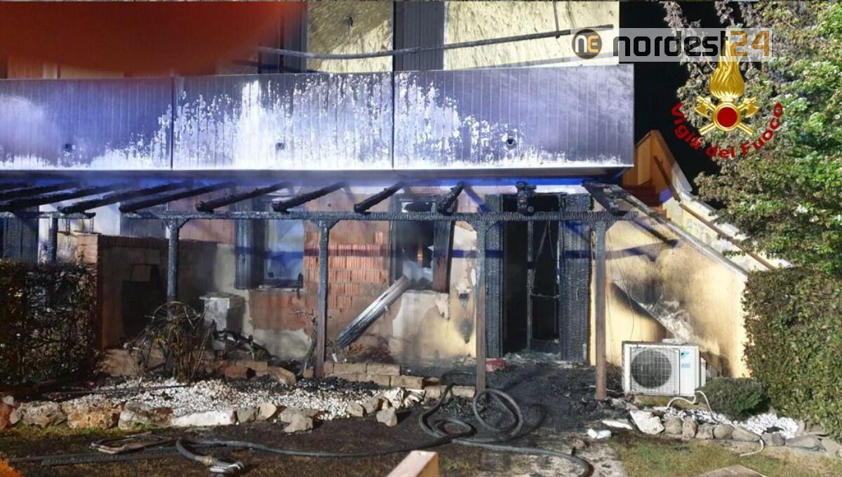 Incendio in una palazzina di 4 appartamenti: un ustionato - 