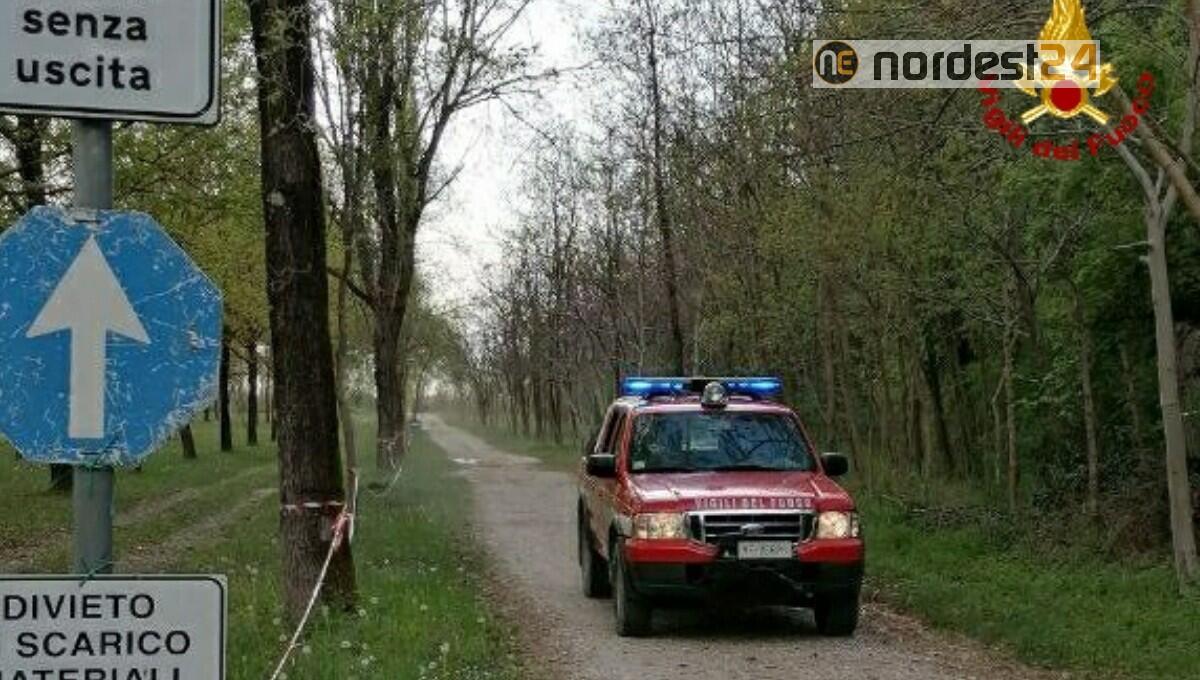 Si disorienta e rimane bloccato con l'auto nella zona golenale del Tagliamento - 