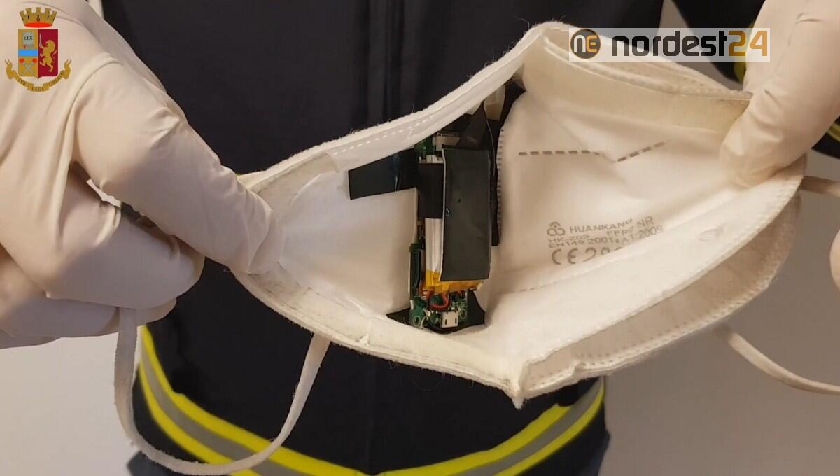 Microcamera sotto la mascherina FFP2 per superare l’esame della patente - 