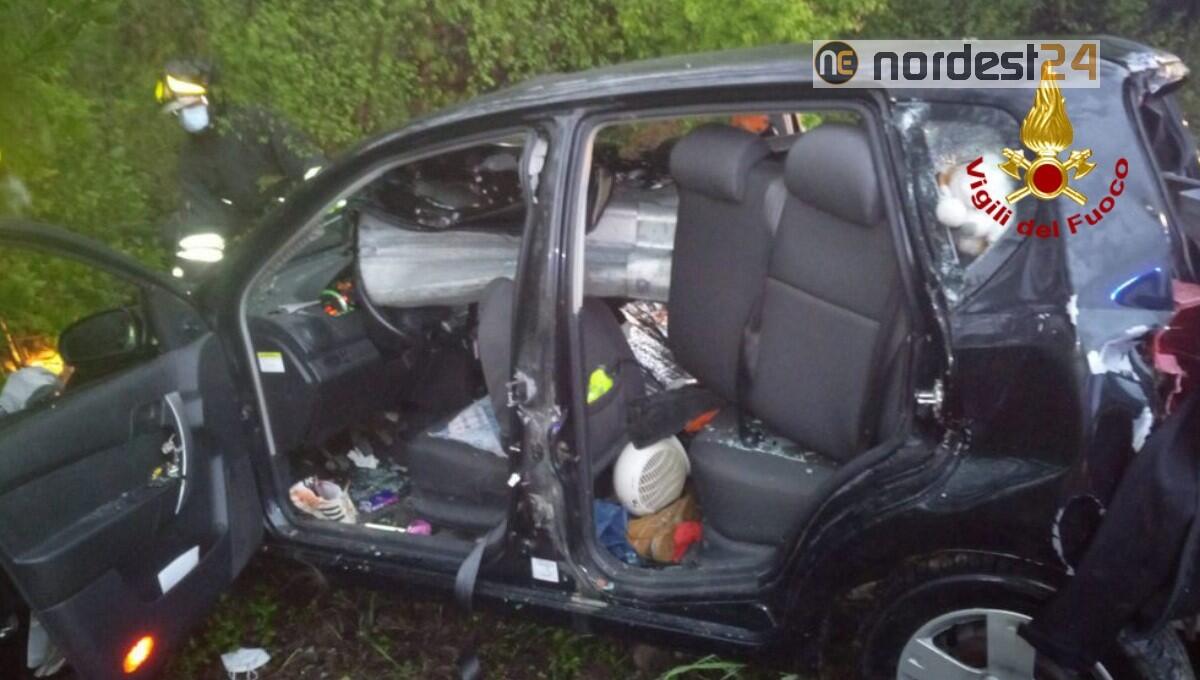 Guard rail sfonda l'auto e attraversa l'abitacolo: ferita 25enne - 