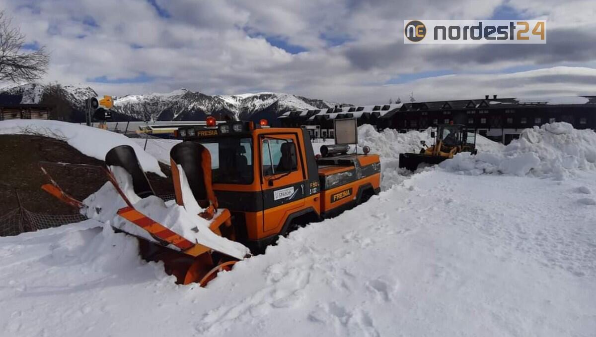Giro d'Italia, prosegue lo sgombero neve dalla strada sul Monte Zoncolan - 