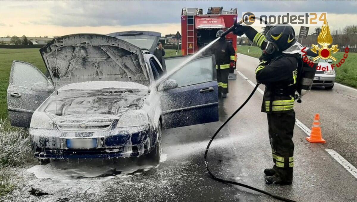 Auto prende fuoco in corsa: conducente scende appena in tempo - 