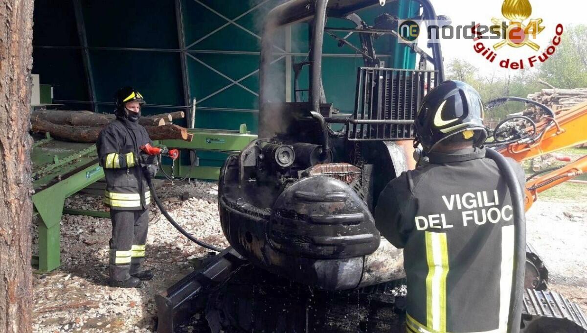 Incendi a Travesio e San vito al Tagliamento: bruciano un escavatore e una cucina - 