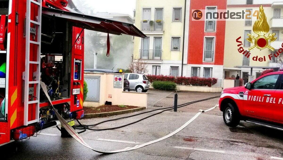 Pordenone, incendio in cucina al secondo piano di una palazzina - 