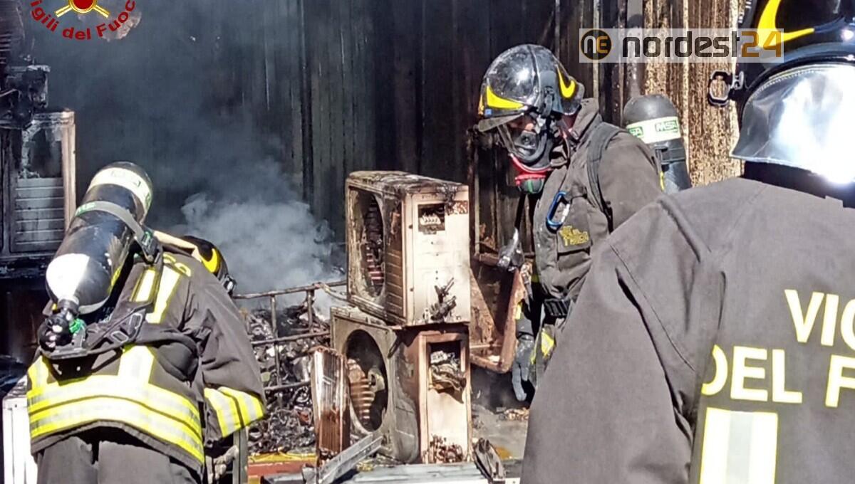 Trieste, incendio in un magazzino all'interno dell'ex Ferriera - 
