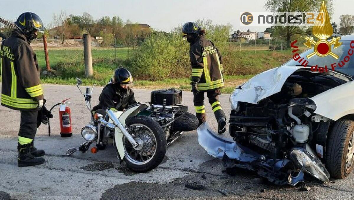 Incidente ad Azzano Decimo: scontro tra auto e moto - 