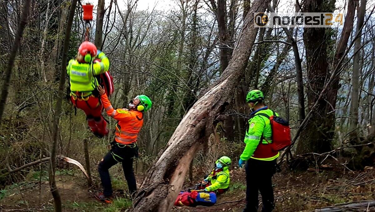 Scivola e si ferisce lungo il sentiero: 38enne soccorsa con l'elicottero - 