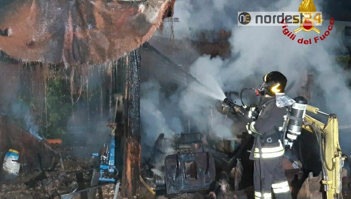 Incendio ad Azzano di Premariacco: in salvo i cani, nessun ferito - 