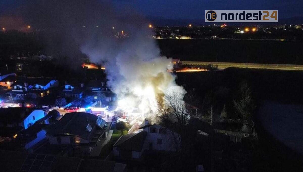 Incendio in via San Pietro a Udine: colonna di fumo visibile da lontano - 