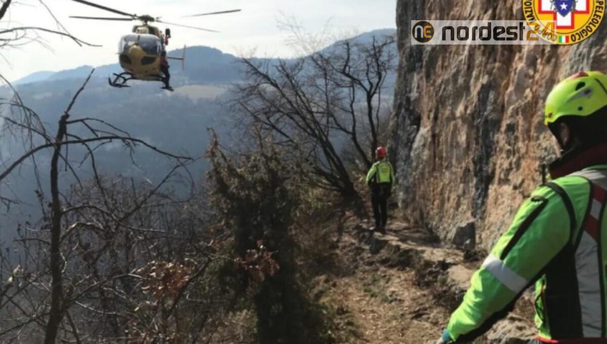 Freeclimber 23enne cade dalla parete di roccia e sbatte la testa - 