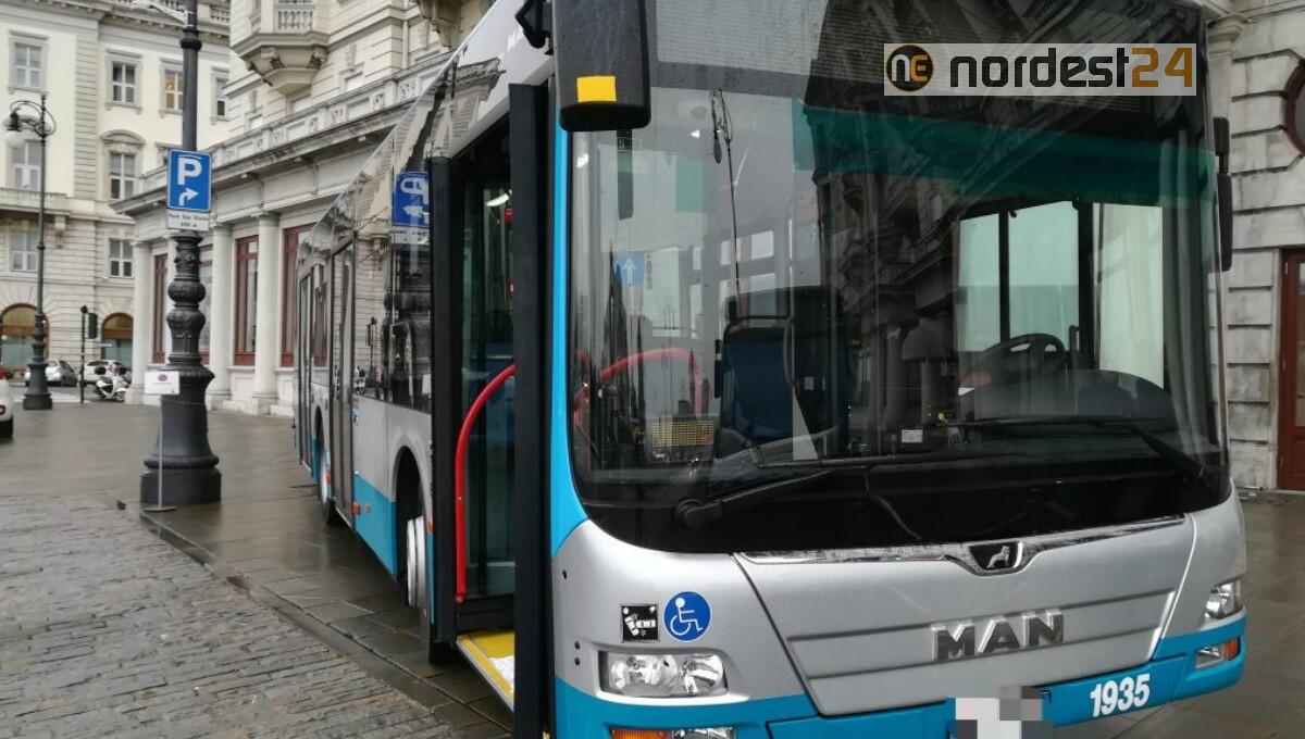 Trieste. Sul bus senza mascherina, viene aggredito e infrange una vetrata - 
