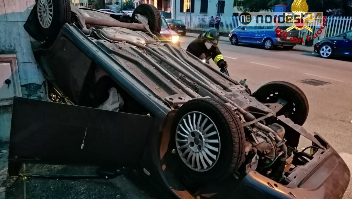 Incidente tra due auto, di cui una rovesciata: due feriti - 