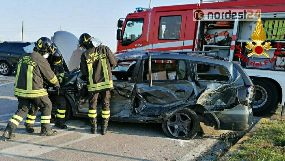 Incidente lungo la Napoleonica a Castions di Strada: scontro tra 2 auto - 