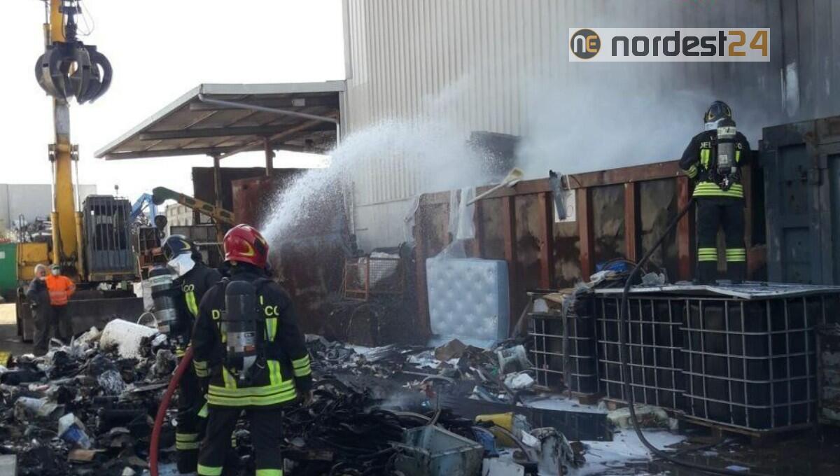 Incendio in una ditta di stoccaggio materiali ferrosi a Vigonovo di Fontanafredda - 