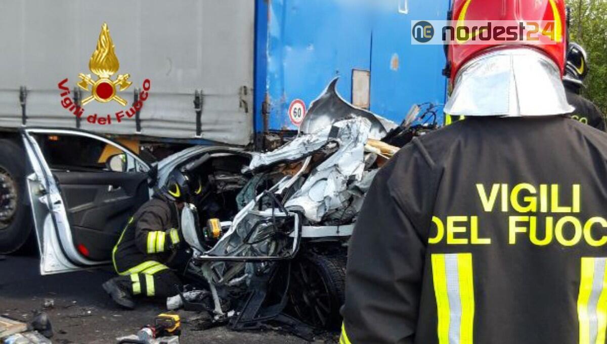 Auto schiacciata tra due Tir in A4: morta una persona - 