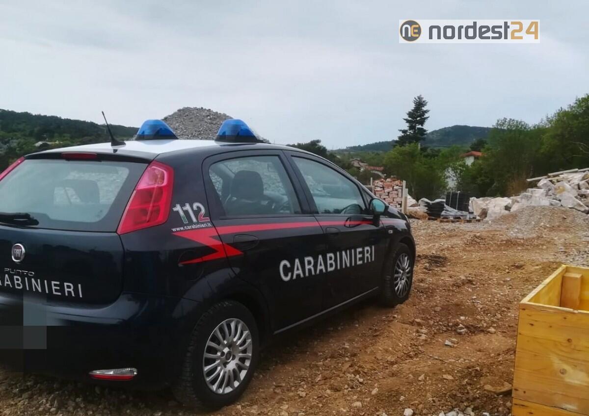 Precipita nello scavo del cantiere per recuperare la palla della figlia - 