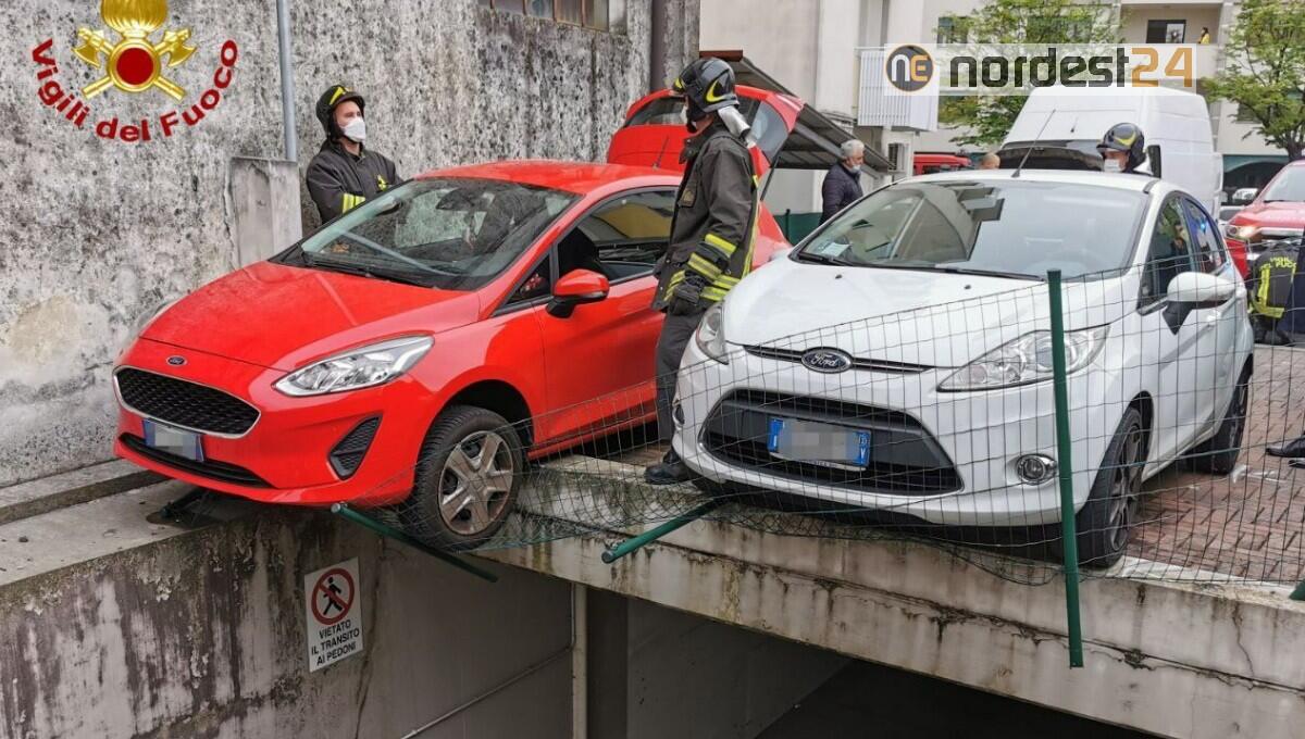 Furgone tampona due auto che rimangono in bilico sul solaio del garage - 