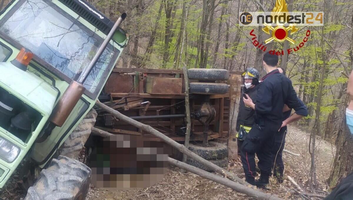 Trattore si ribalta col legname: 65enne travolto, deceduto sul colpo - 